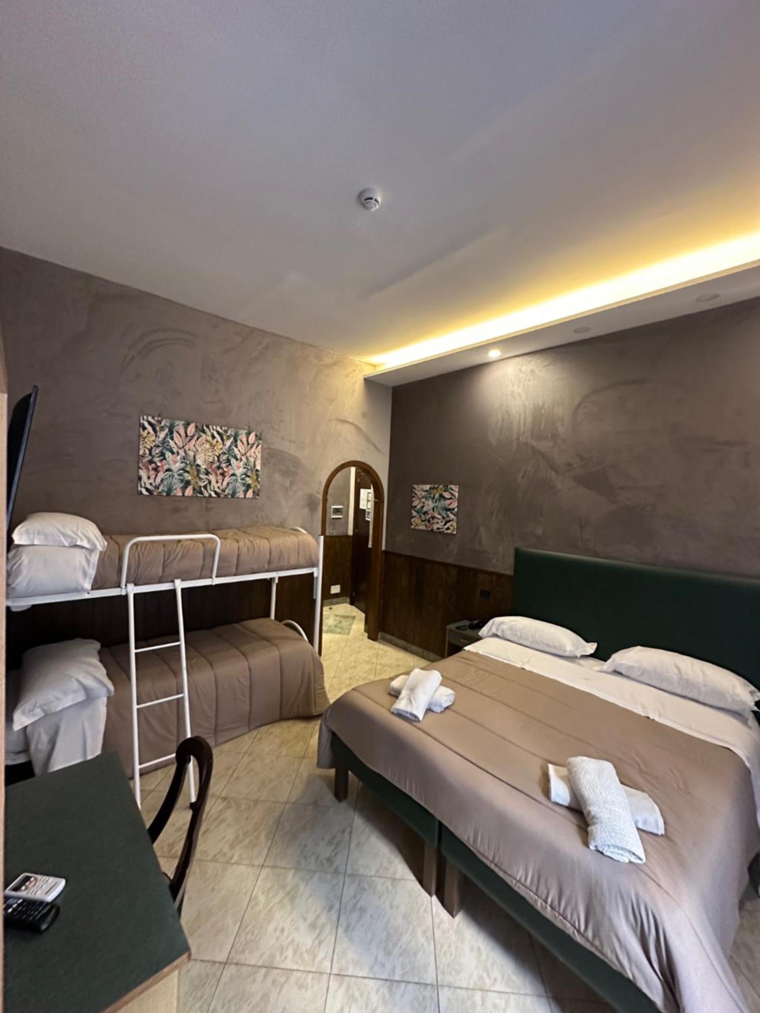 Smart Station Hotel نابولي المظهر الخارجي الصورة